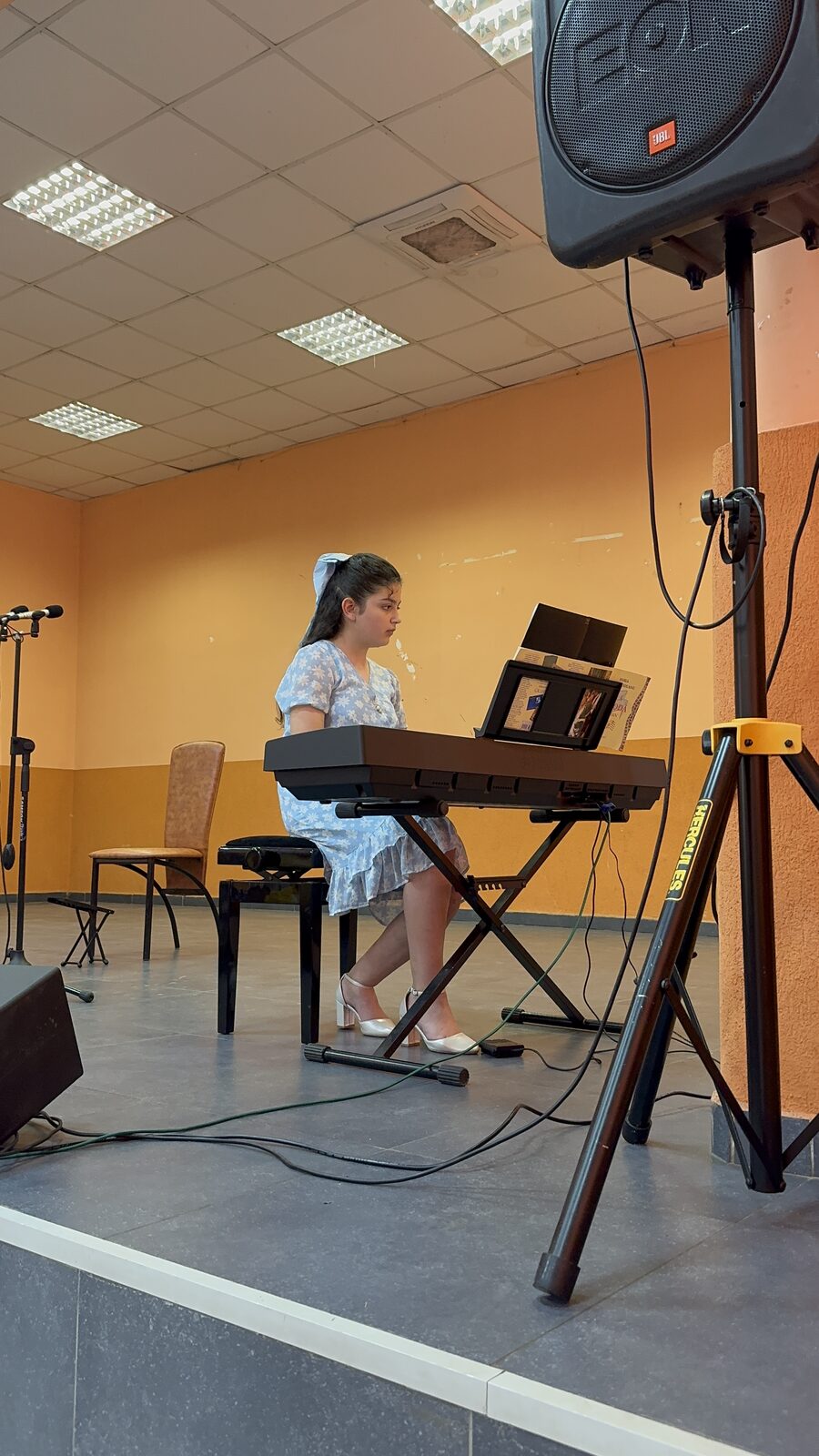 Moment de pe scenă la un concert al academiei 13